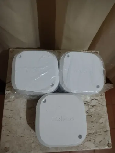 Três caixinhas Intelbras para câmeras