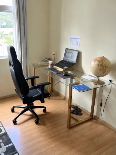 Mesa de vidro com base de madeira