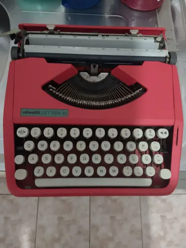 Máquina de Escrever Olivetti Lettera 82 Vermelha