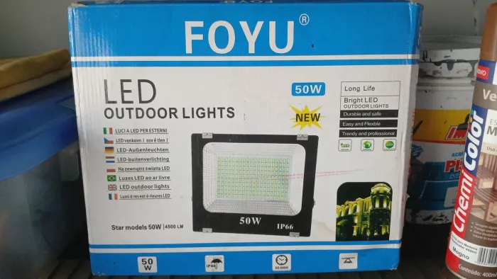 Refletor *FOYU LED Outdoor Light 50W IP66* de 4500 LM.