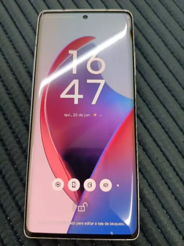 Motorola Edge 30 ultra 12gigas de ram 256gigas memória.