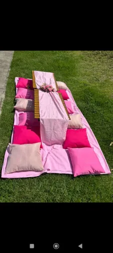 Almofadas com capas e mesa de camping/picnic