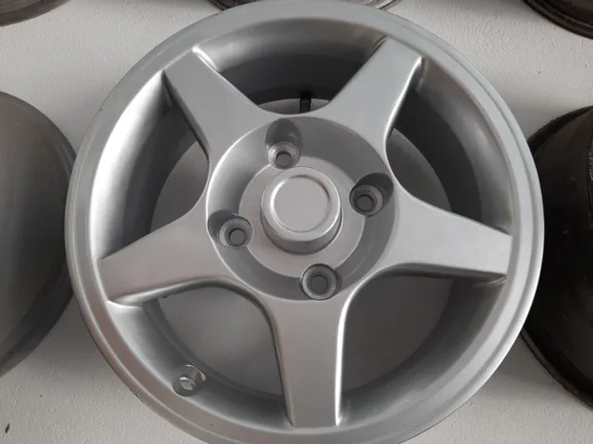 Roda aro 15 VW estrela Prata Fusca 4x130 jogo esportivo