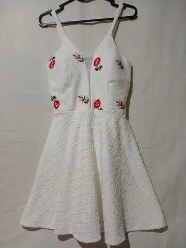 Vestido de renda bordada