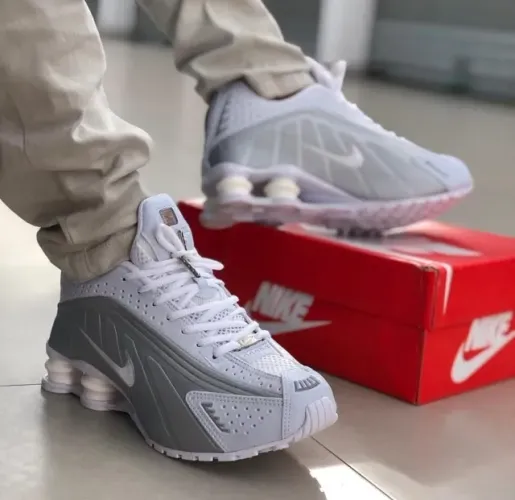 Nike Shox R4 Refletivo á pronta entrega