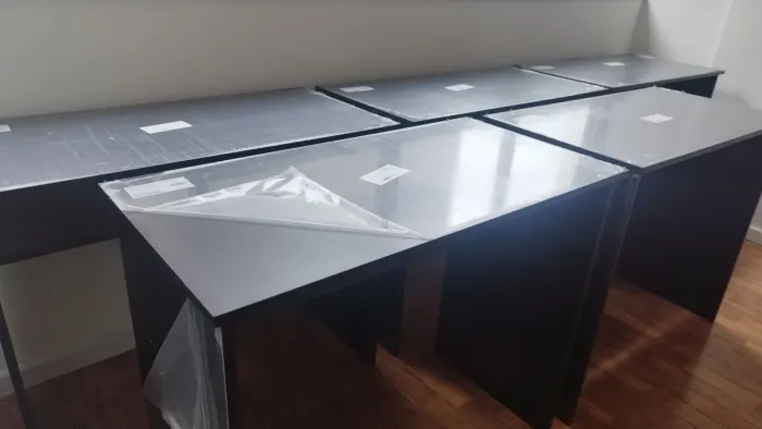 Mesas MDF novas no plástico