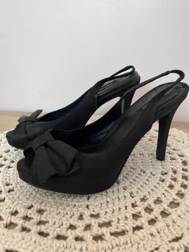 Sandália Preta Arezzo com Laço