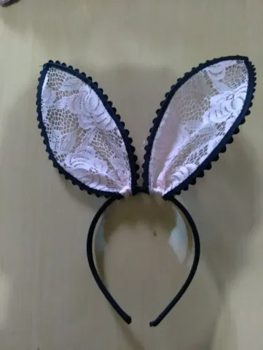 TIARA COELHINHA EM RENDA