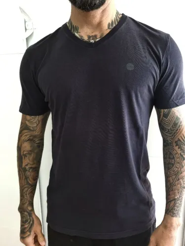 Camiseta CK V-Neck Preta - Estilo e Conforto