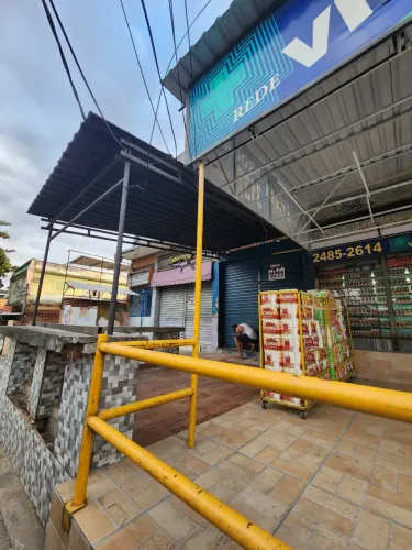 Brás de Pina: Lojão com 80m2 + sobreloja: R$ 1.000,00
