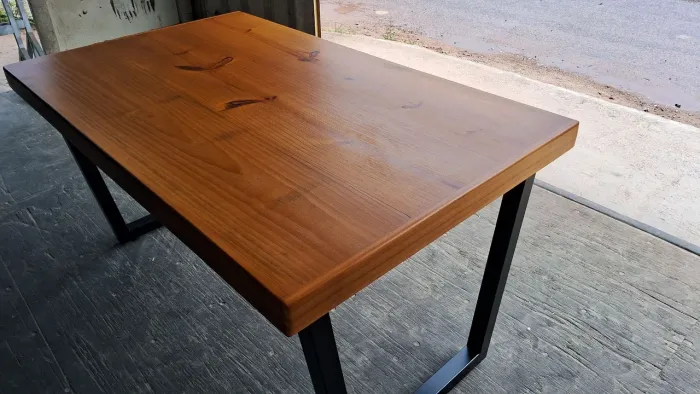 Mesa de madeira com design moderno