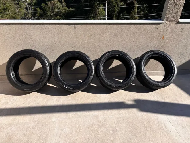 Jogo de Pneus Bridgestone Potenza 225/50 R17 semi novos.