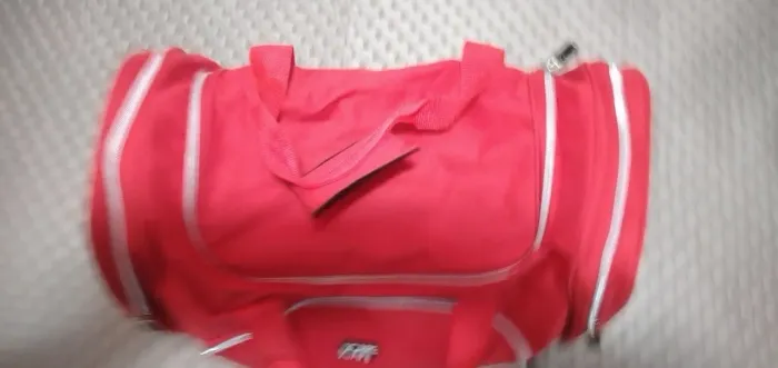 Bolsa de Viagem Vermelha com alça m Detalhes Brancos