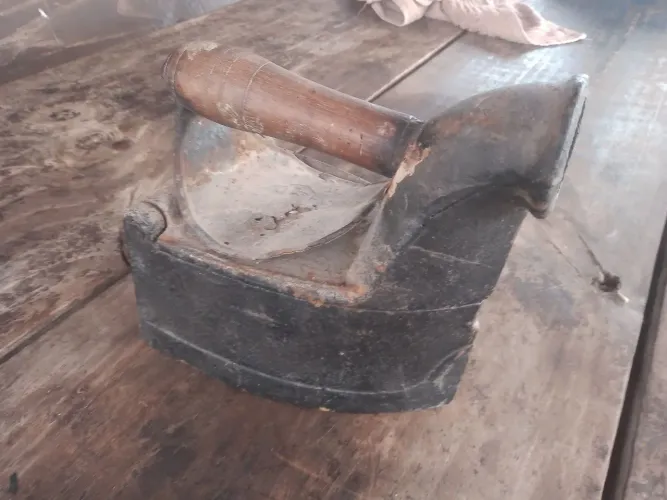 Ferro a lenha antigo 