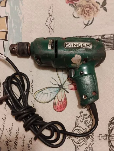 Antiga furadeira Singer anos 70