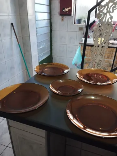 Conjunto de pratos de vidro âmbar Duralex.