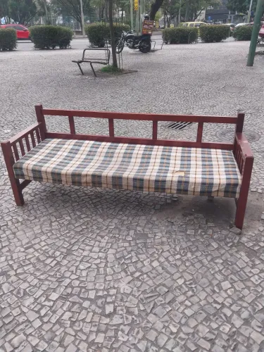 SOFÁ 3 LUGARES EM MADEIRA
