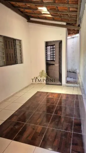 Excelente Casa com 2 quartos e uma área externa coberta