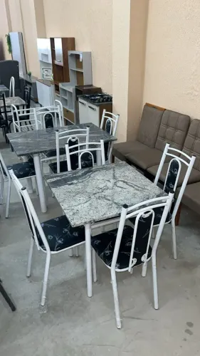 "Sofisticação que Chega Rápido: Mesas Tubulares com Tampo de Granito"