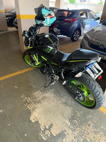 Z650 Kawasaki Naked preta com verde 