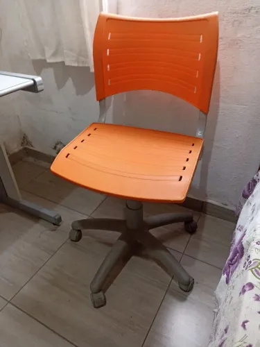 Cadeira giratória laranja