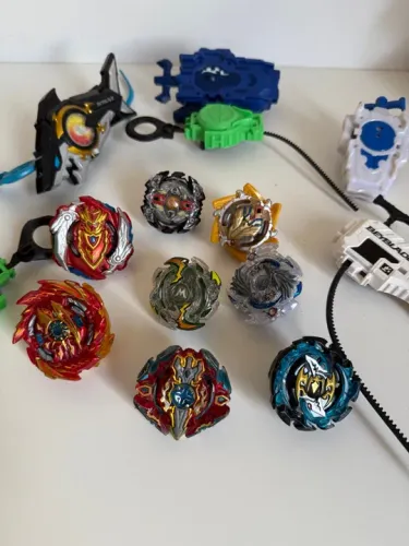 Beyblades - Coleção com 8 Beyblades, 6 lançadores e Arena de Batalha