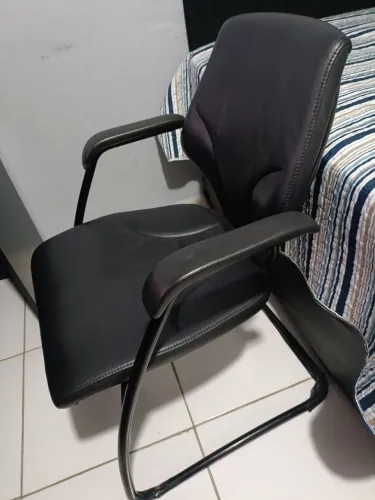 2 Cadeiras Executiva em Couro escritório