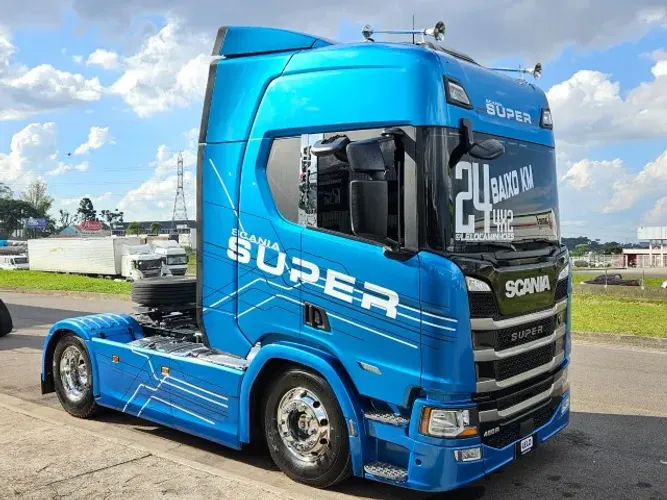 Scania R460 SUPER 4x2 Ano 24 Automático Geladeira Farol de teto e grade carenagem lateral 
