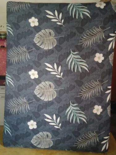 Colchão com estampa floral tropical