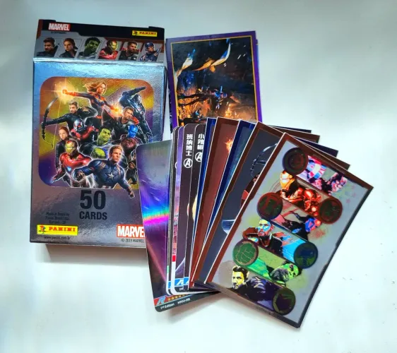 Cards Avengers metalizados + porta cards + figurinhas Endgame