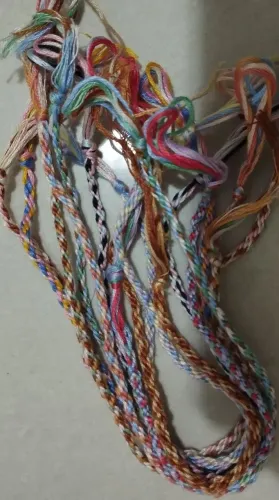 Pulseiras de linhas artesanais coloridas