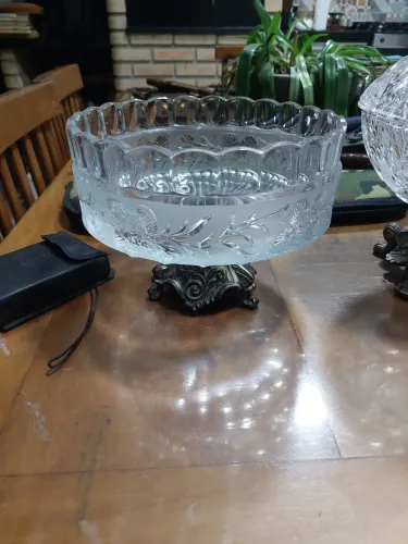 Centro de mesa de cristal trabalhado base bronze