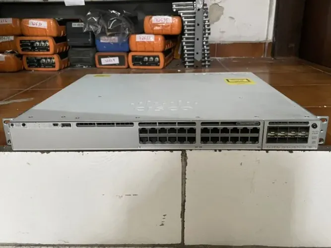 Switch Cisco Catalyst 9300 24x1G PoE+ 8x10G SFP+ Uplink