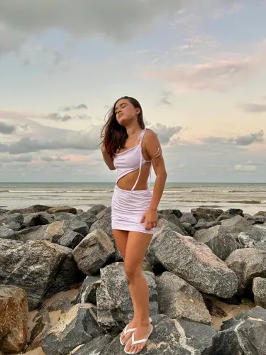 Vestido branco drapeado lateral