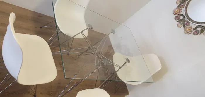 Mesa de jantar em estilo moderno retangular de vidro com 4 cadeiras brancas