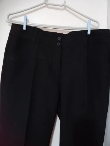 Calça social feminina preta com risca de giz em preto