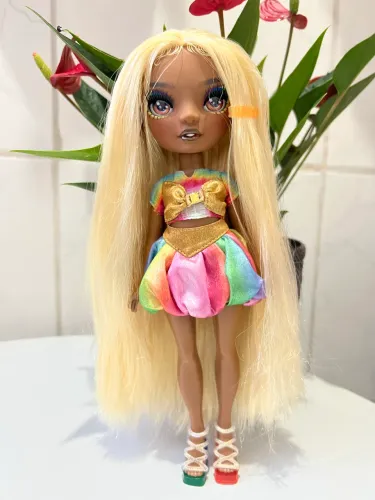 Boneca Rainbow High