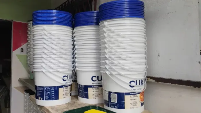 Balde de 15kg vazio. Limpo e com tampa. Valor: 4,50 reais. 