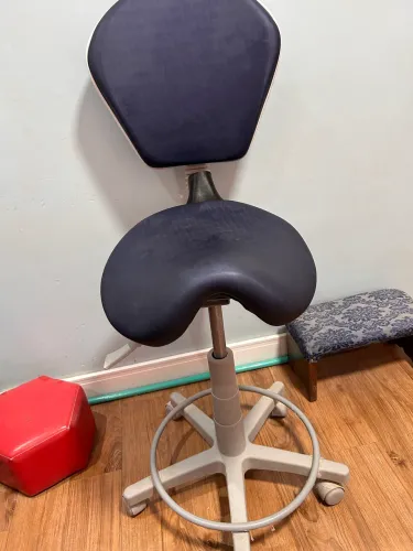 Cadeira tipo ou modelo cela, pra Podologia , manicures, tatuadores etc!