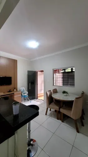 Casa usada com 2 quartos no Bairro Carmelo. Garagem coberta e armários