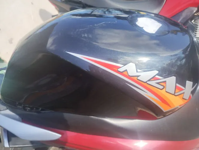 Tanque de combustível MAX 125 até 2007 novo  pequenos arranhões devido ao armazenamento 