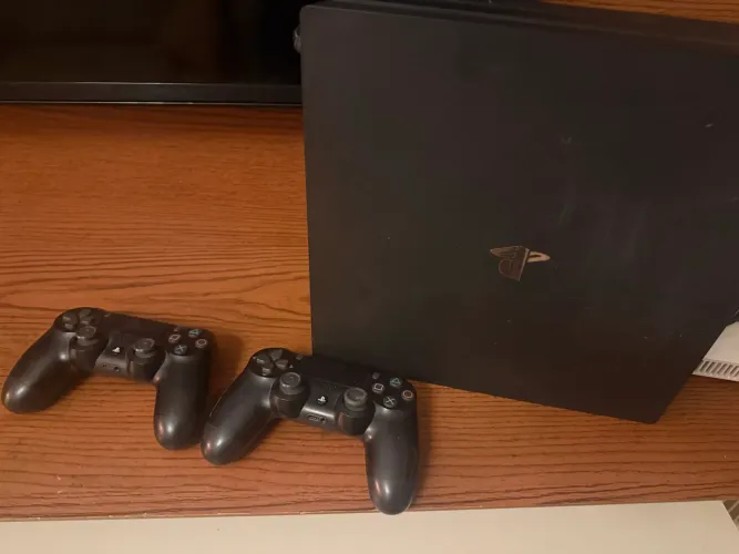 Ps4 pro com jogos FIFA e outros 3 físico 4 digitais 