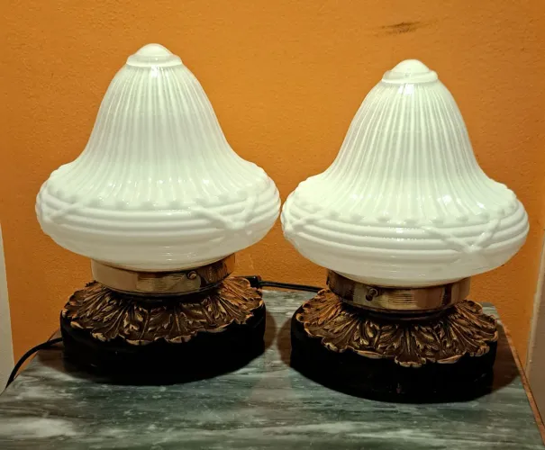 ART DECO Par de luminárias de mesa base madeira  bronze e cúpula opalina branca francesa 
