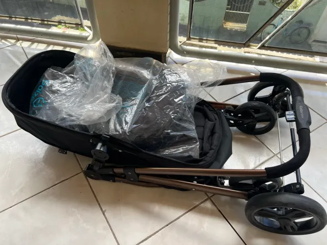 Carrinho de Bebê completo com bebê conforto Seminovo