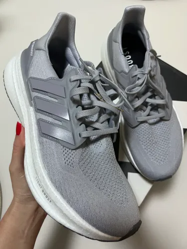 Tênis Adidas Ultraboost 5 cinza