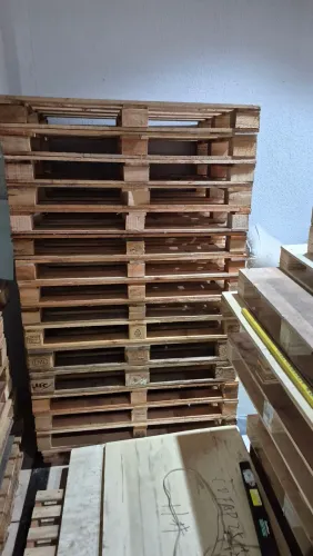Pallets seminovos medida 1.20 por 0.80 centímetros madeira eucalipto, entregamos com taxa.