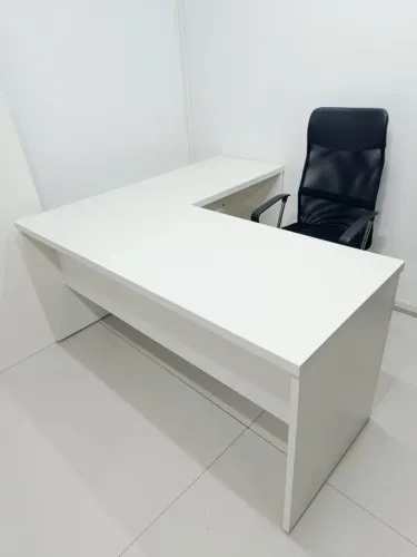 Mesa de escritório em L