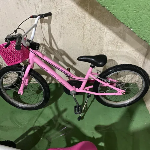 Vendo uma bicicleta infantil rosa