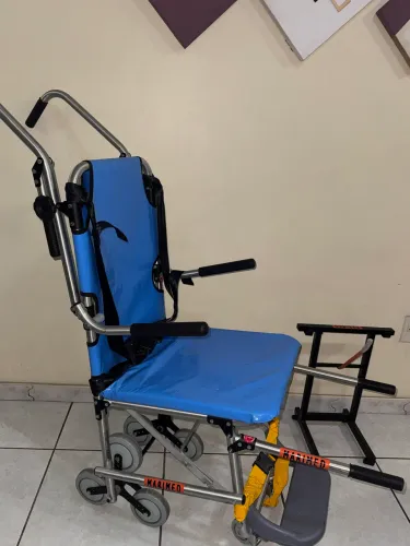 Cadeira de rodas e de escadas à venda.