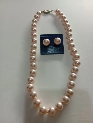 Conjunto colar e brincos de pérolas Majorica.